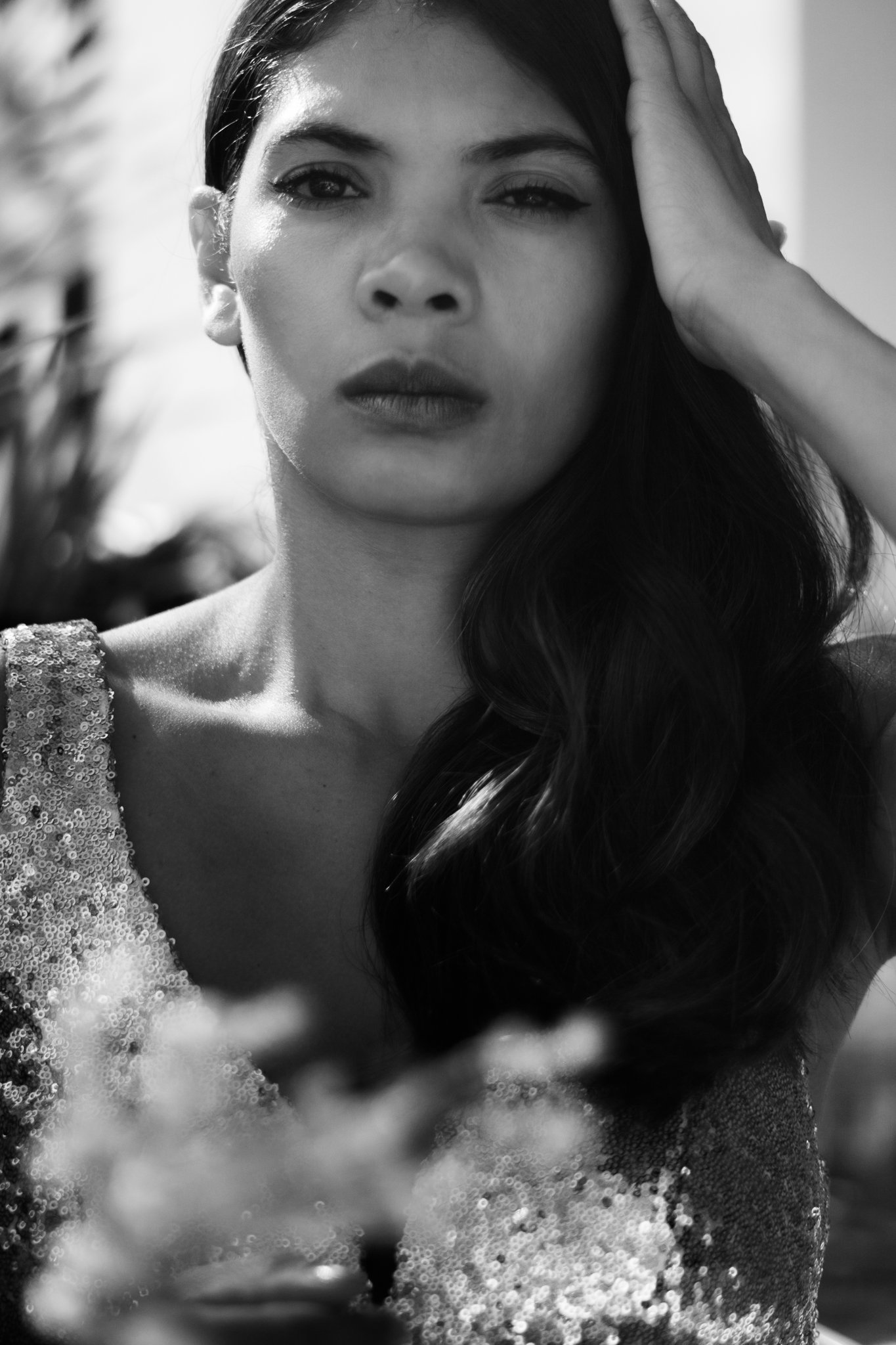 Vrouw in glinsterende jurk, zwart-wit