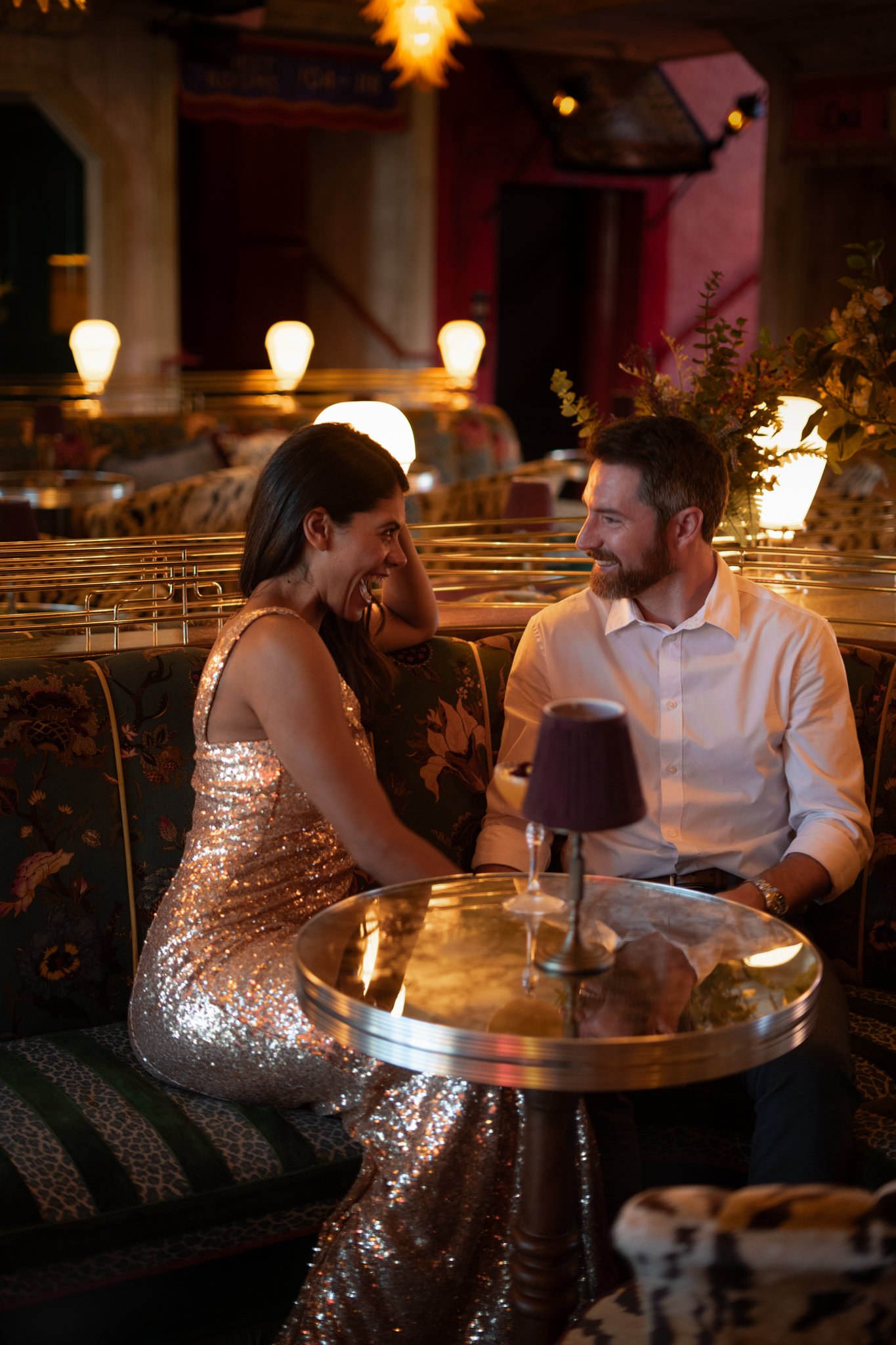 Romantische ontmoeting in een café.