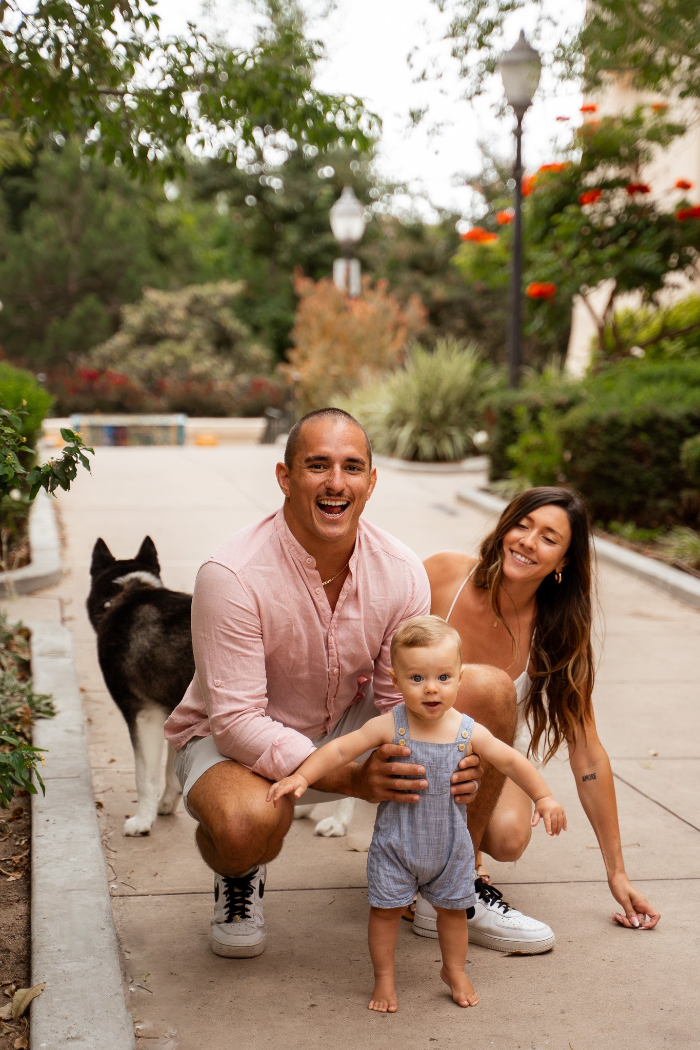 fun familypicture, all together, mom, dad, baby walking