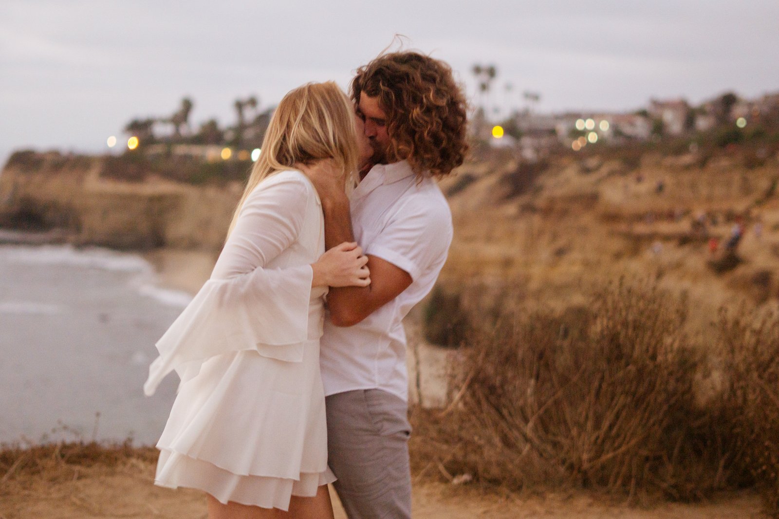 woman and man kissing romanticly