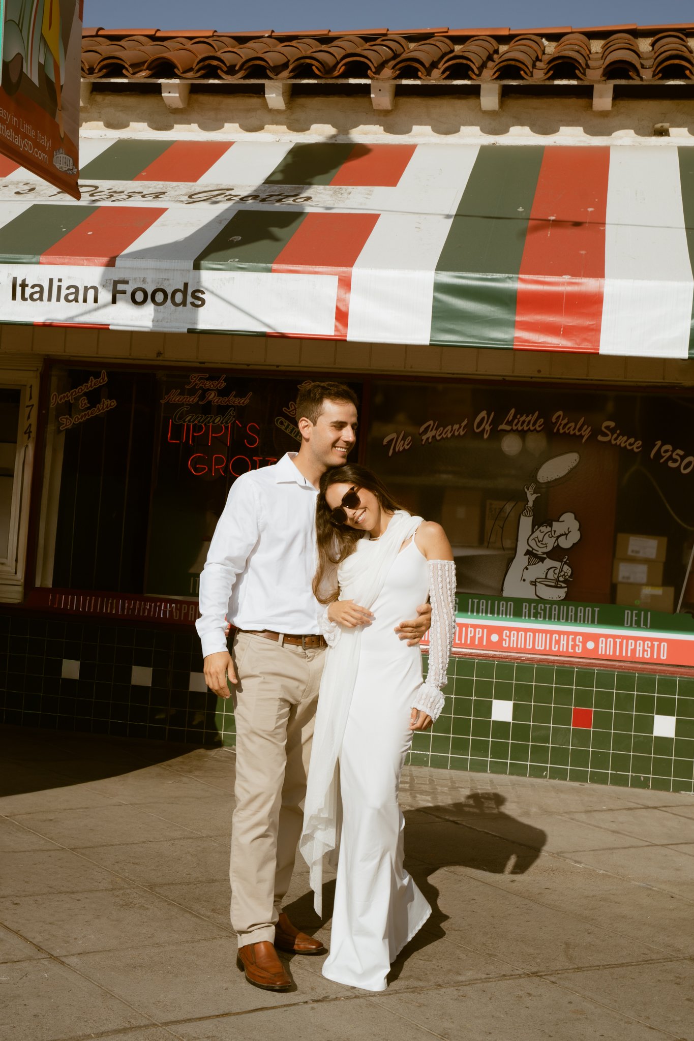 Koppel in witte kleding buiten