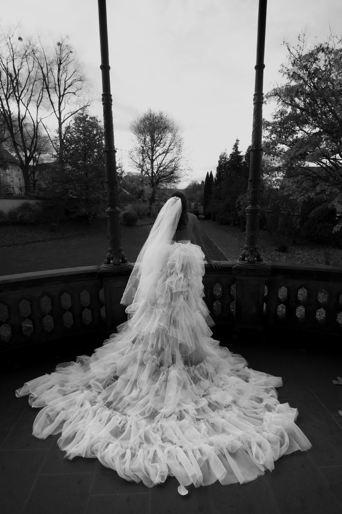 bride leaning over the terrace looking out over the castle park