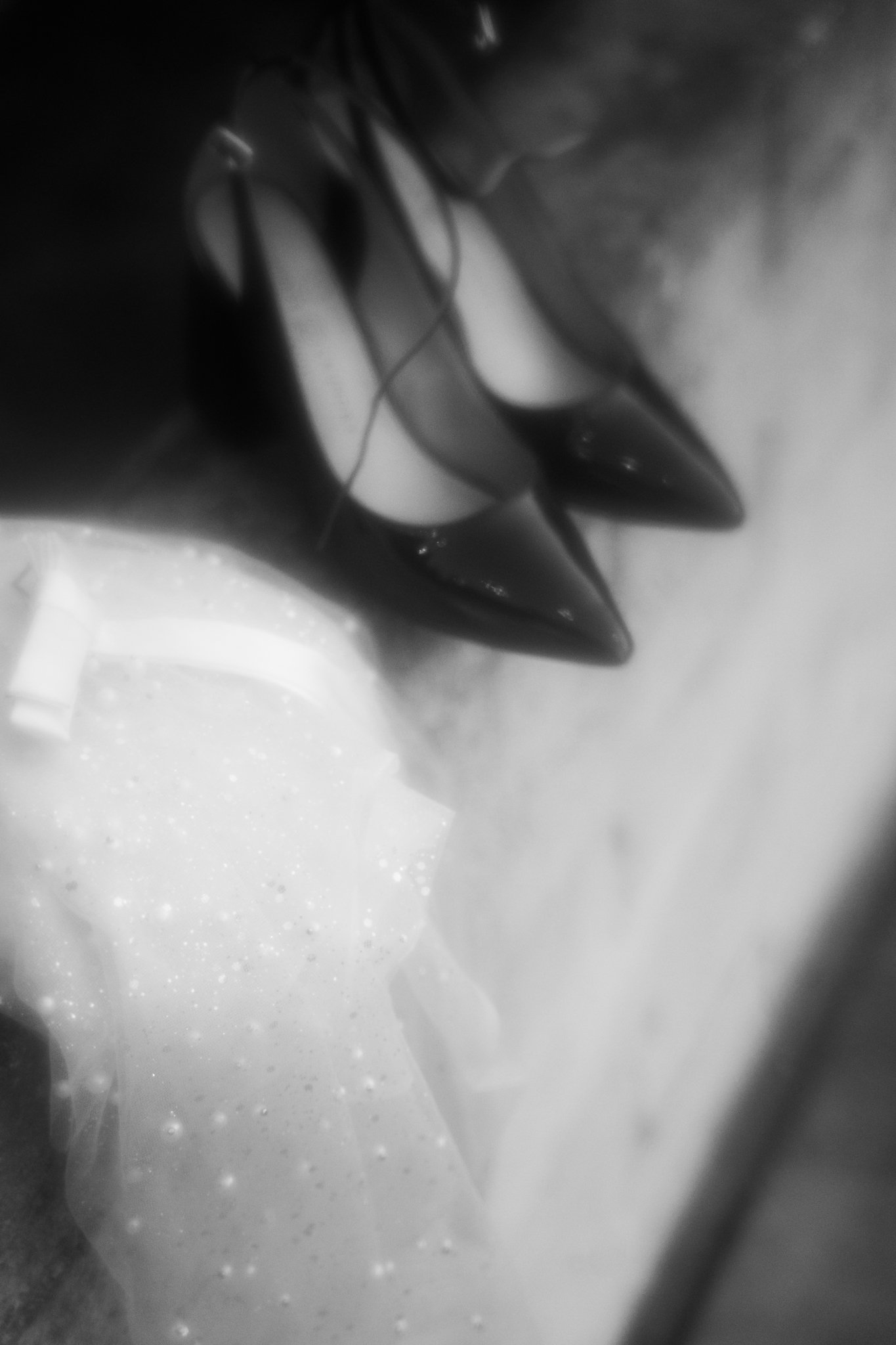 close up picture from shoes and vail from weddingoutfit