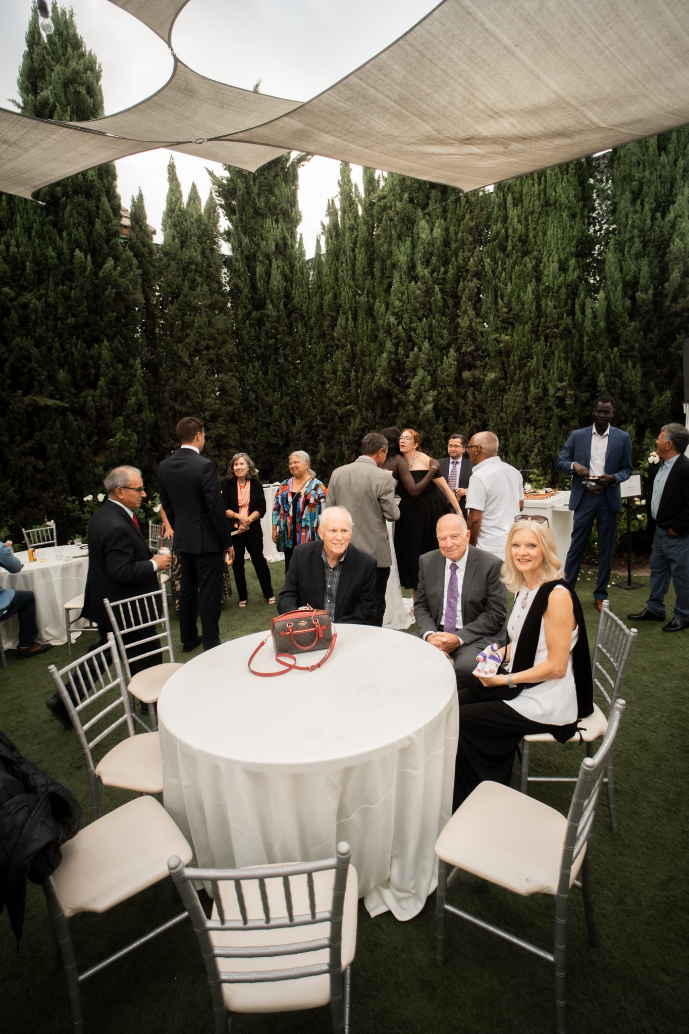 Weddingguests sitting on round table